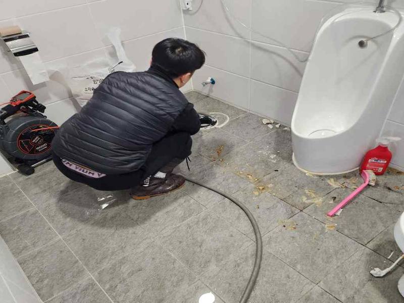 산본 소변기 물 빠짐이 느릴 때 요석 막힘 확인법
